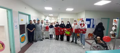 عیادت اعضای هلال‌احمر از بیماران بخش خون مرکز کودکان تبریز 