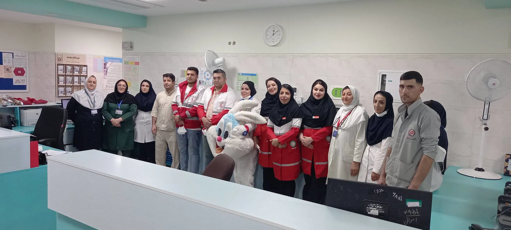 عیادت و دلجویی اعضای هلال‌احمر از بیماران بخش خون مرکز کودکان تبریز  